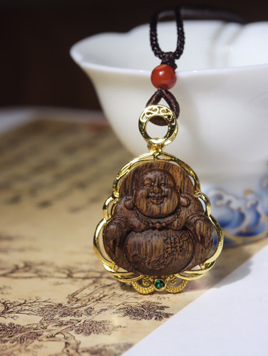 合金镶嵌菩萨棋沉香弥勒佛吊坠3.4＊2.9＊0.9㎝约5.9克男女士项链