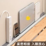 Вещи для кроватей в общежитии у стены, артефакт для заполнения промежутков между кроватями, предметы первой необходимости для студентов, живущих в кампусе, полоски для заполнения промежутков между кроватями.