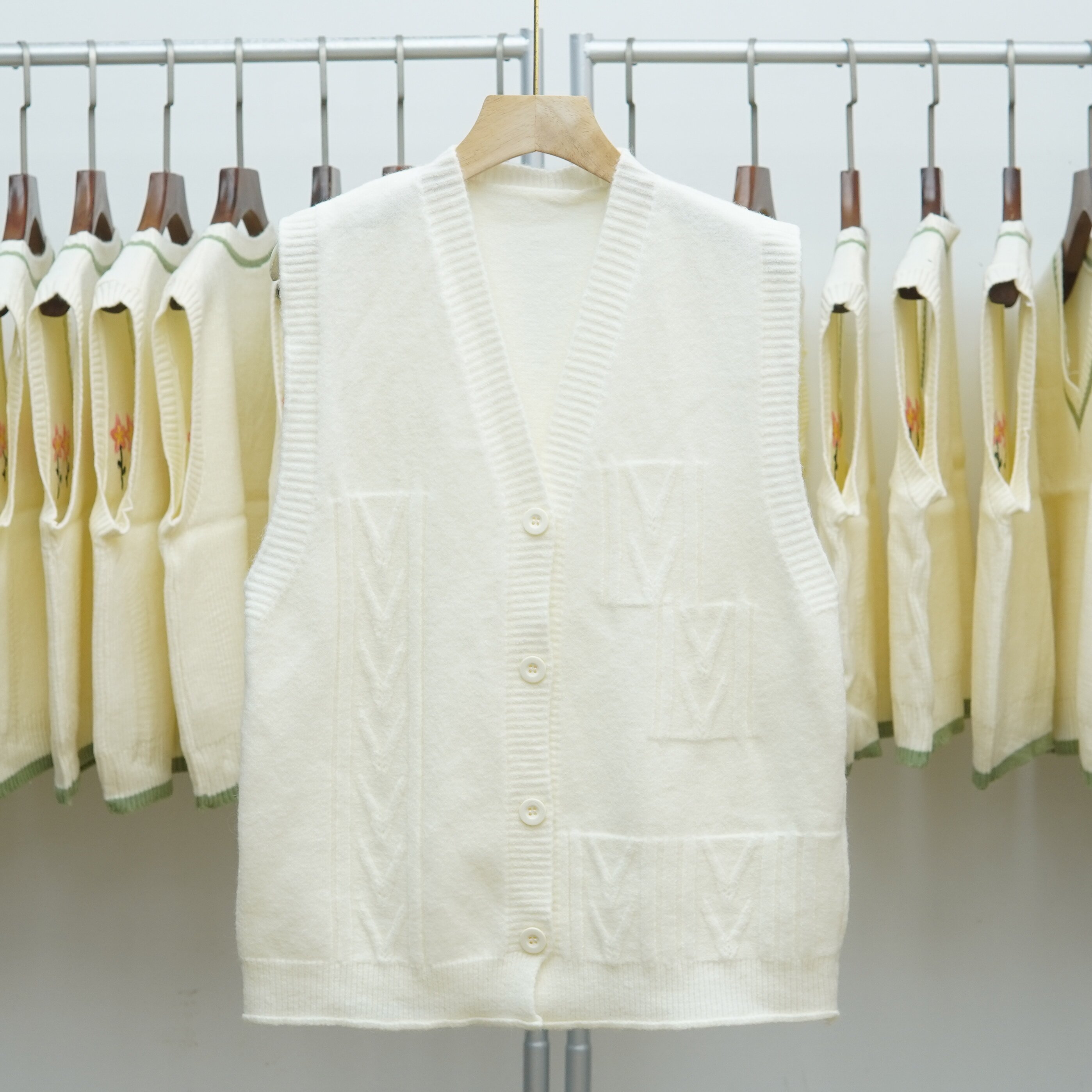 474 韩版白色提花V领针织马甲女纽扣开衫无袖背心外套纯色坎肩