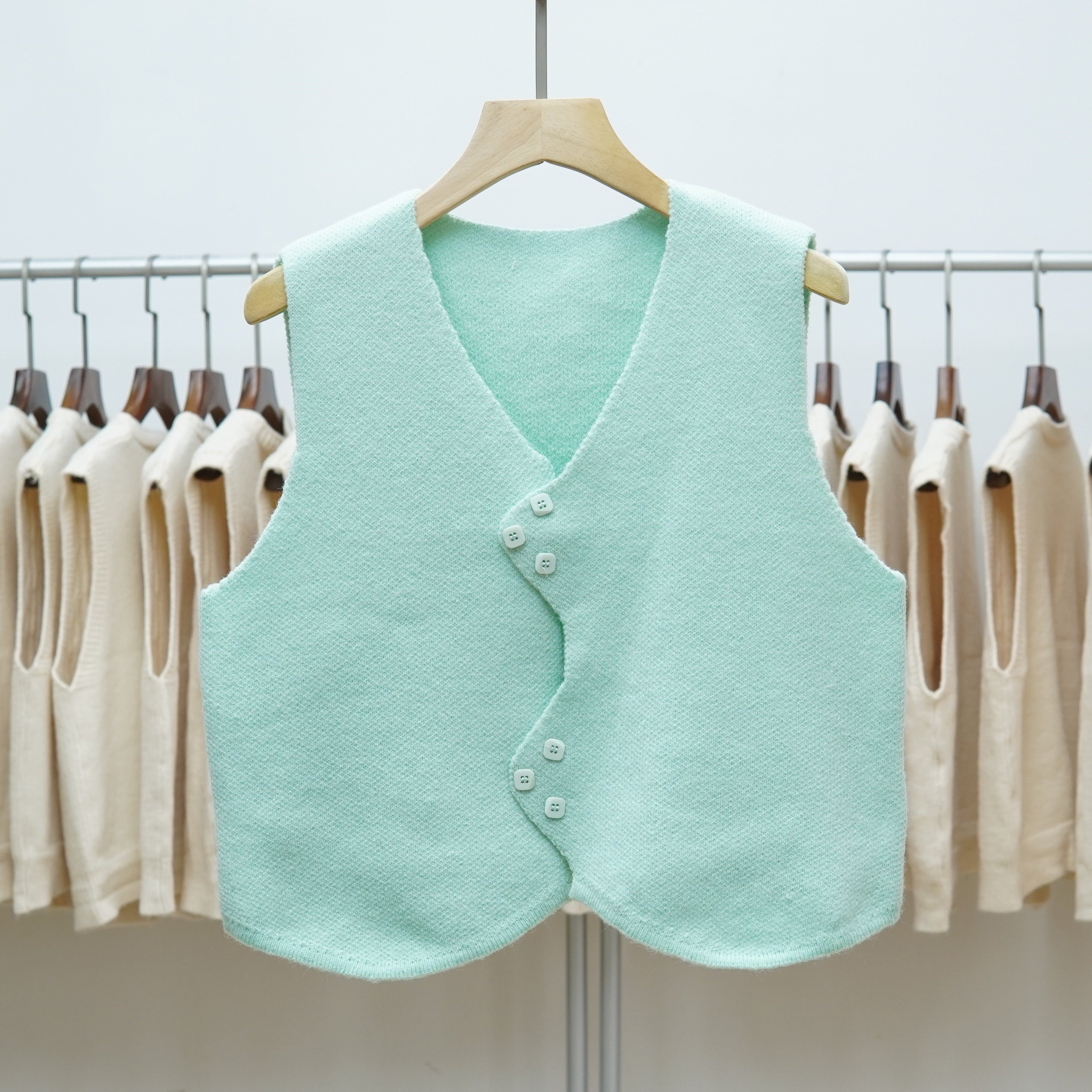 620 2025秋冬新款V领针织马甲女纯色显瘦百搭坎肩背心毛衣外套