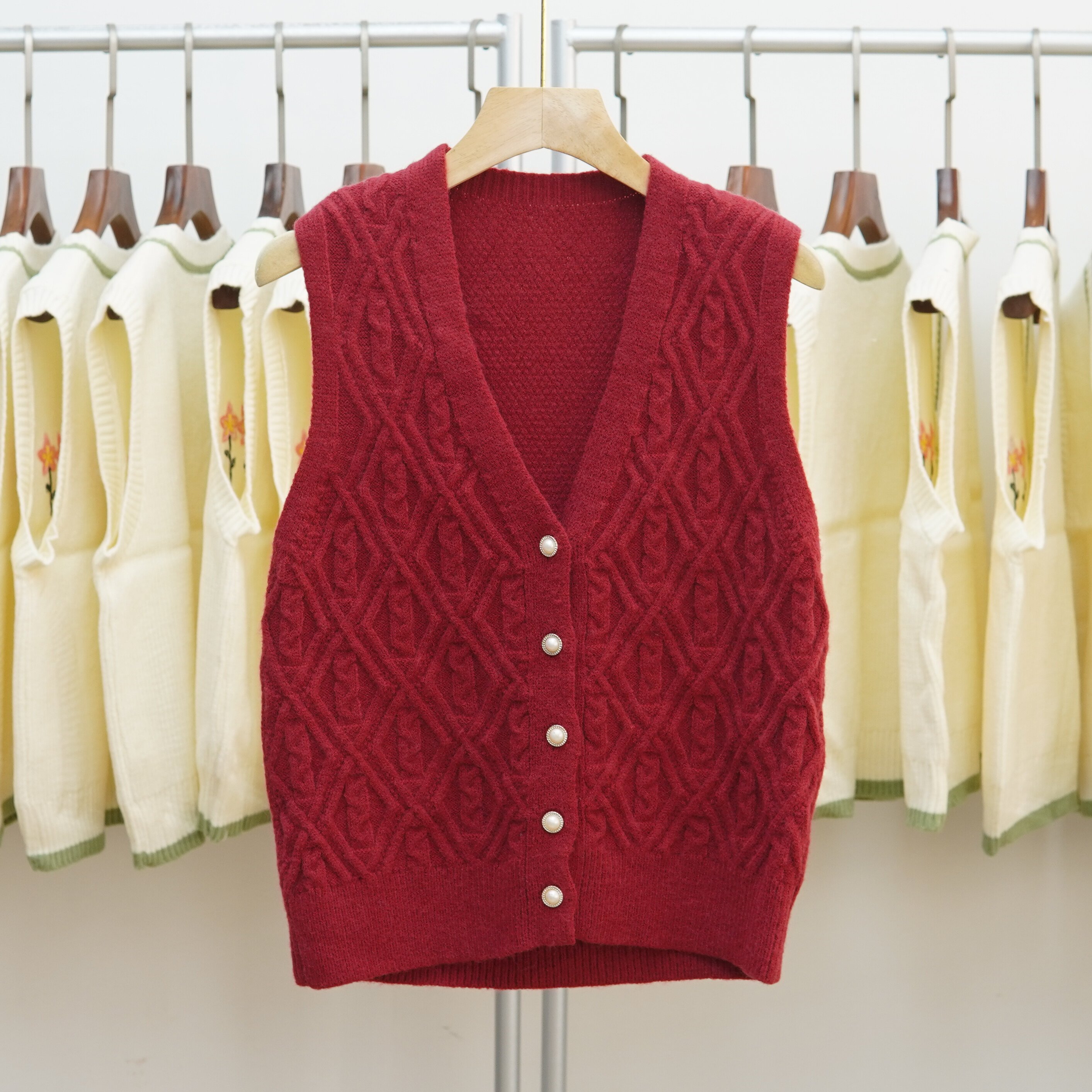 714 韩版V领麻花针织马甲女无袖毛衣开衫百搭菱形红色背心坎肩