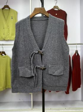 454V领纽扣设计洋气简约女款2024秋冬季新款马夹纯色宽松牛角扣