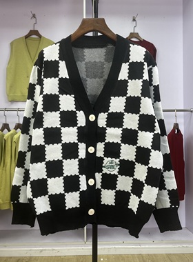 931 日系棋盘格穿搭字母刺绣落肩袖v领ins2024年新款针织开衫上衣