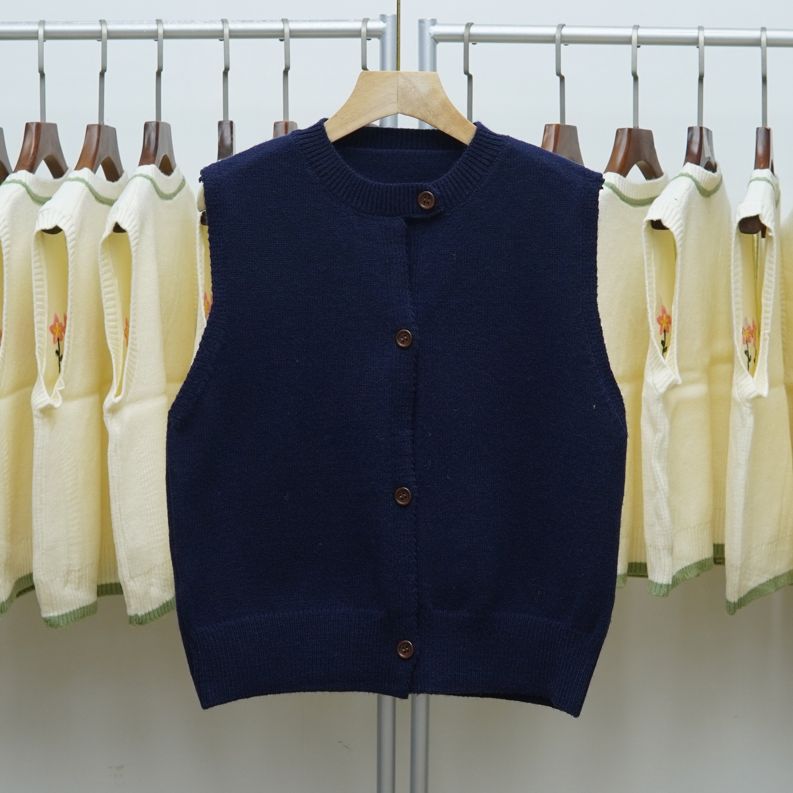 449 复古圆领纽扣针织马甲女秋冬宽松叠穿毛衣叠穿开衫背心上衣