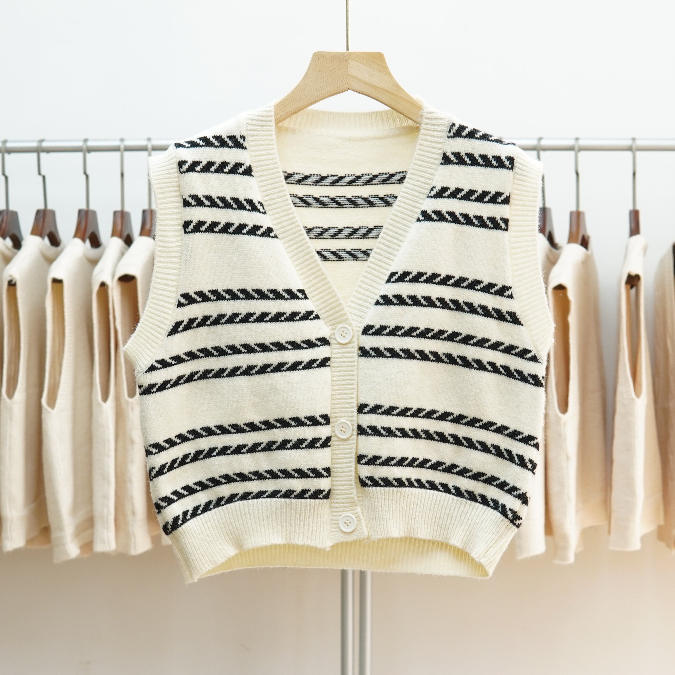 728 2024秋冬新款V领条纹针织马甲女外搭叠穿无袖坎肩毛衣背心