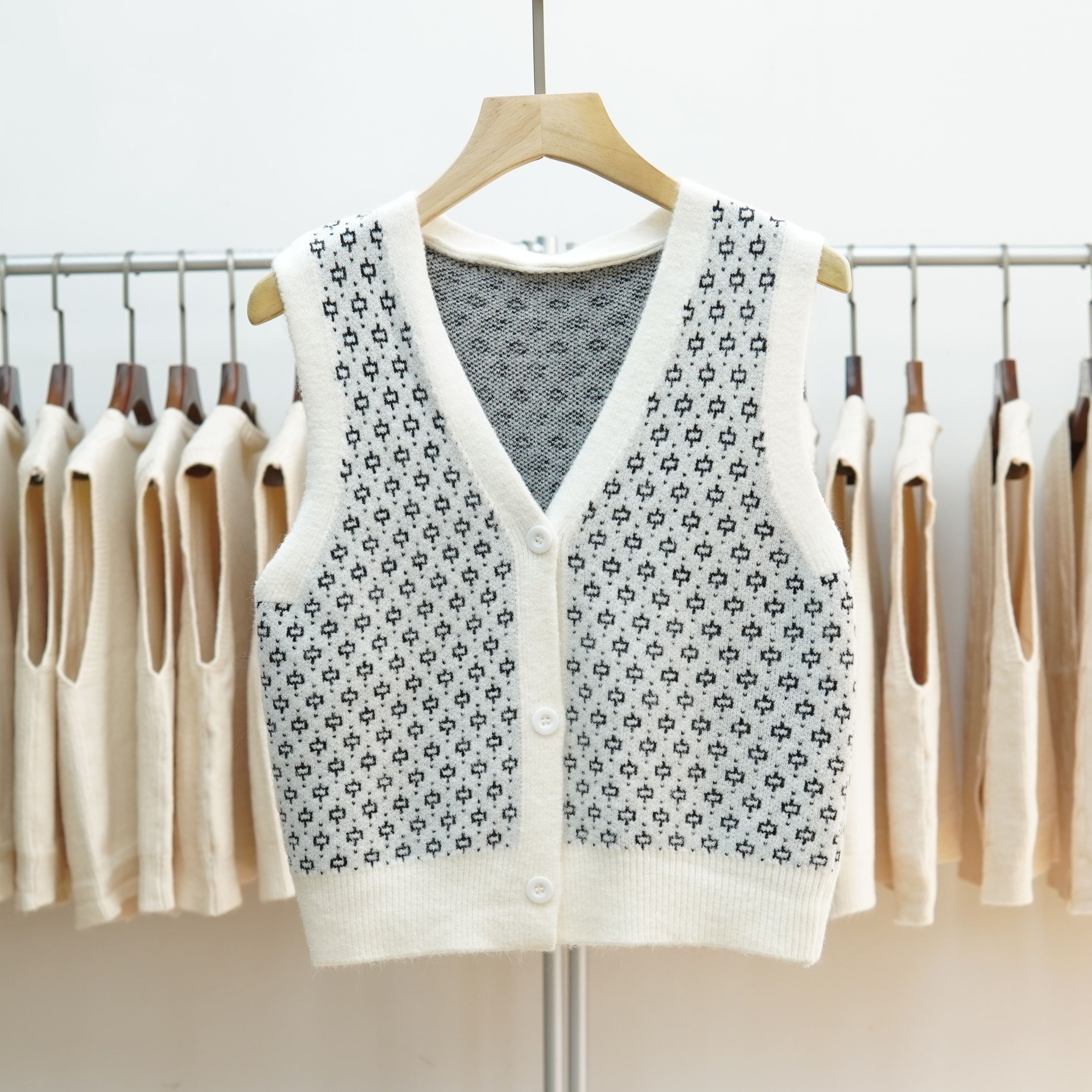 V领针织马甲女格子短款