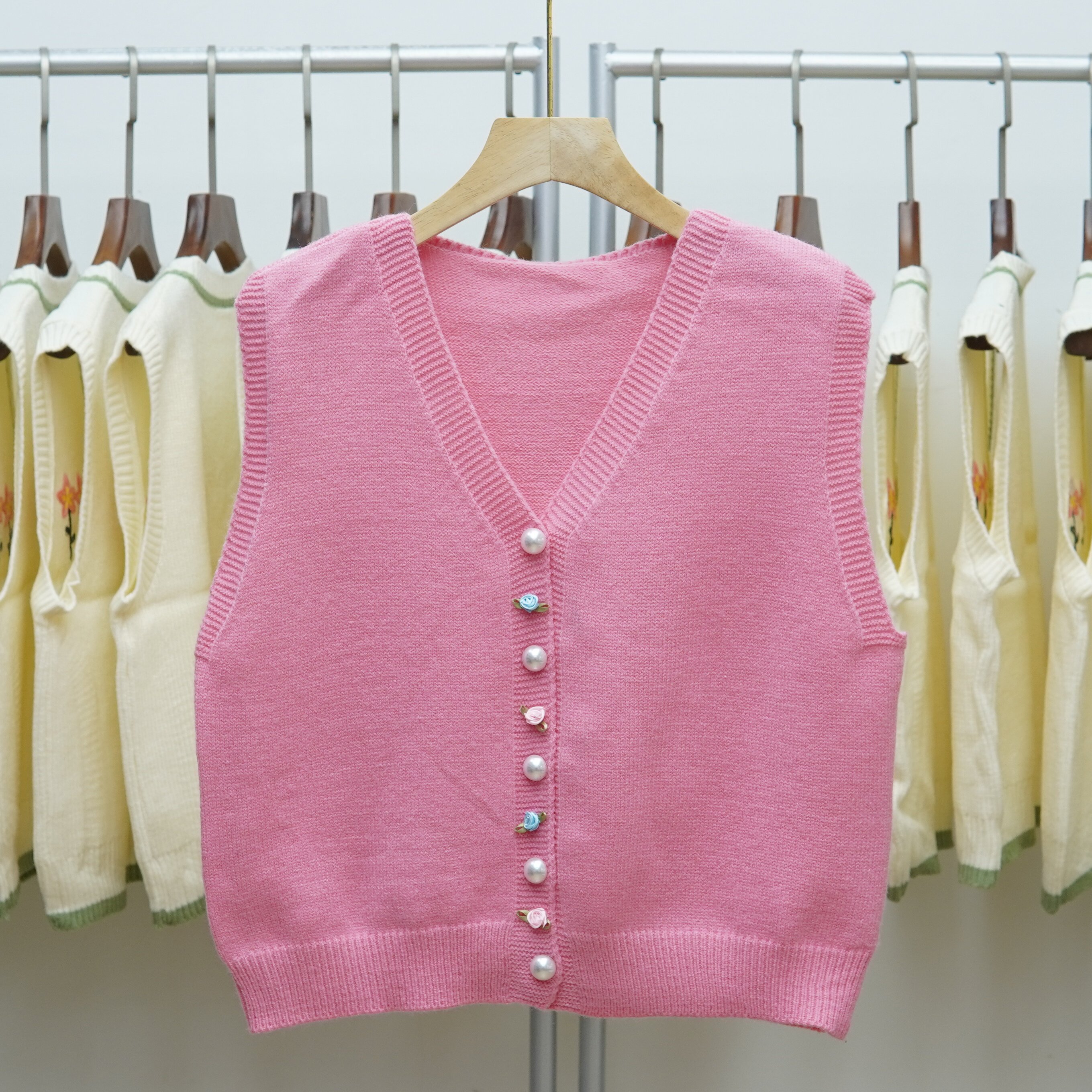 476 韩系V领立体花朵纽扣粉色针织开衫马甲女百搭叠穿休闲背心