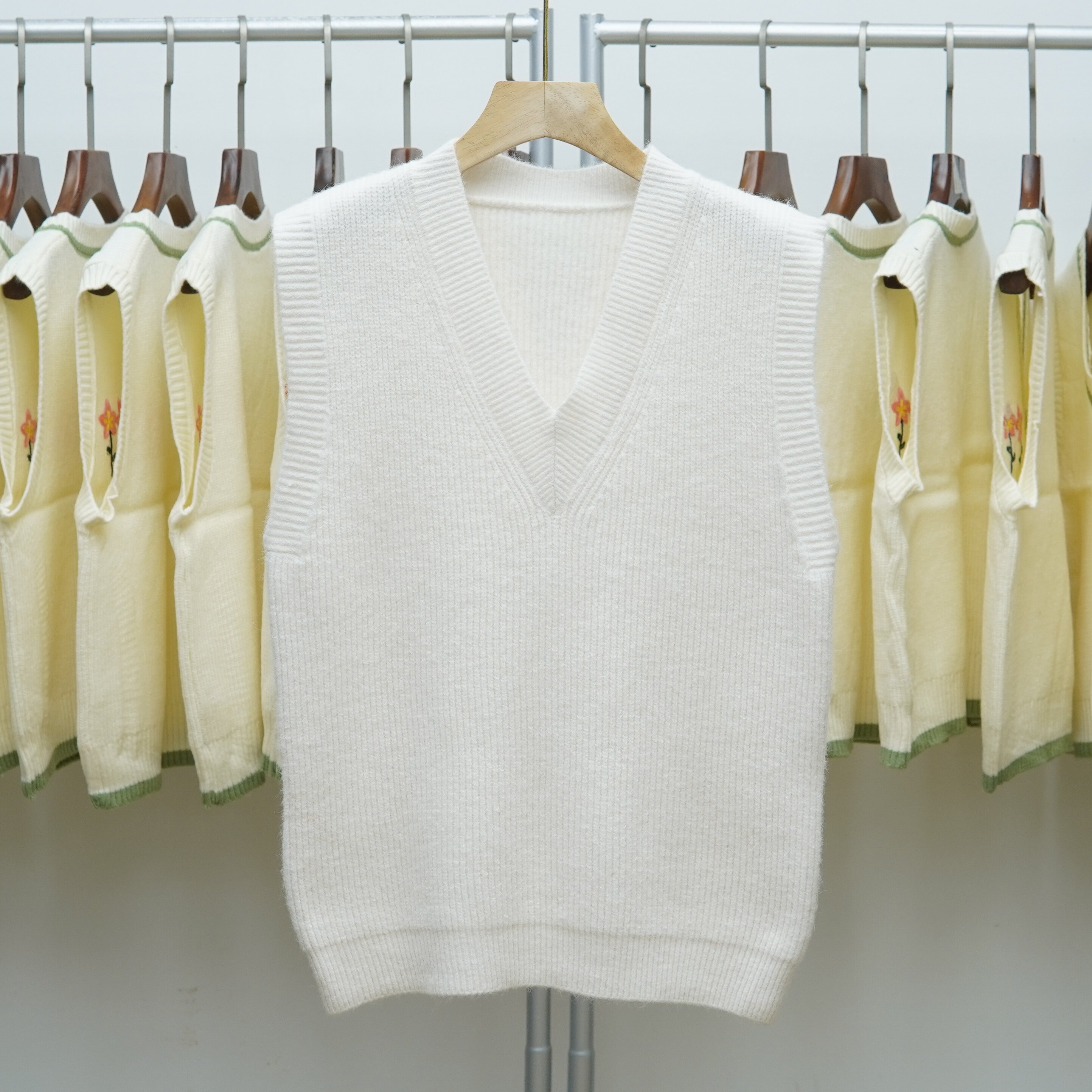 782 极简风V领套头针织马甲女白色百搭显瘦无袖毛衣背心叠穿