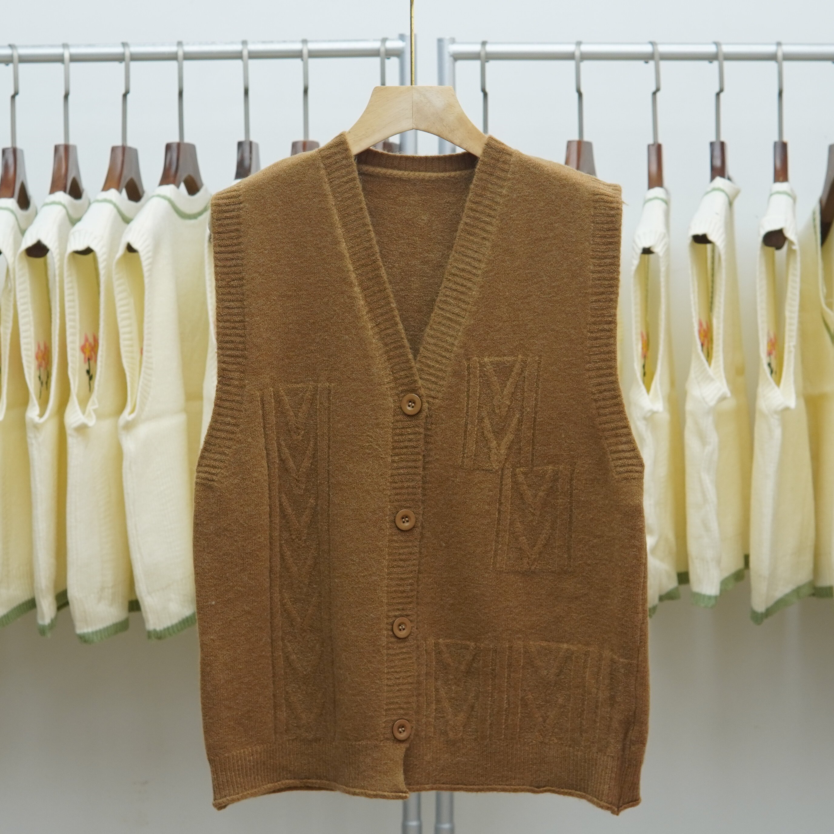咖色提花V领针织开衫马甲女