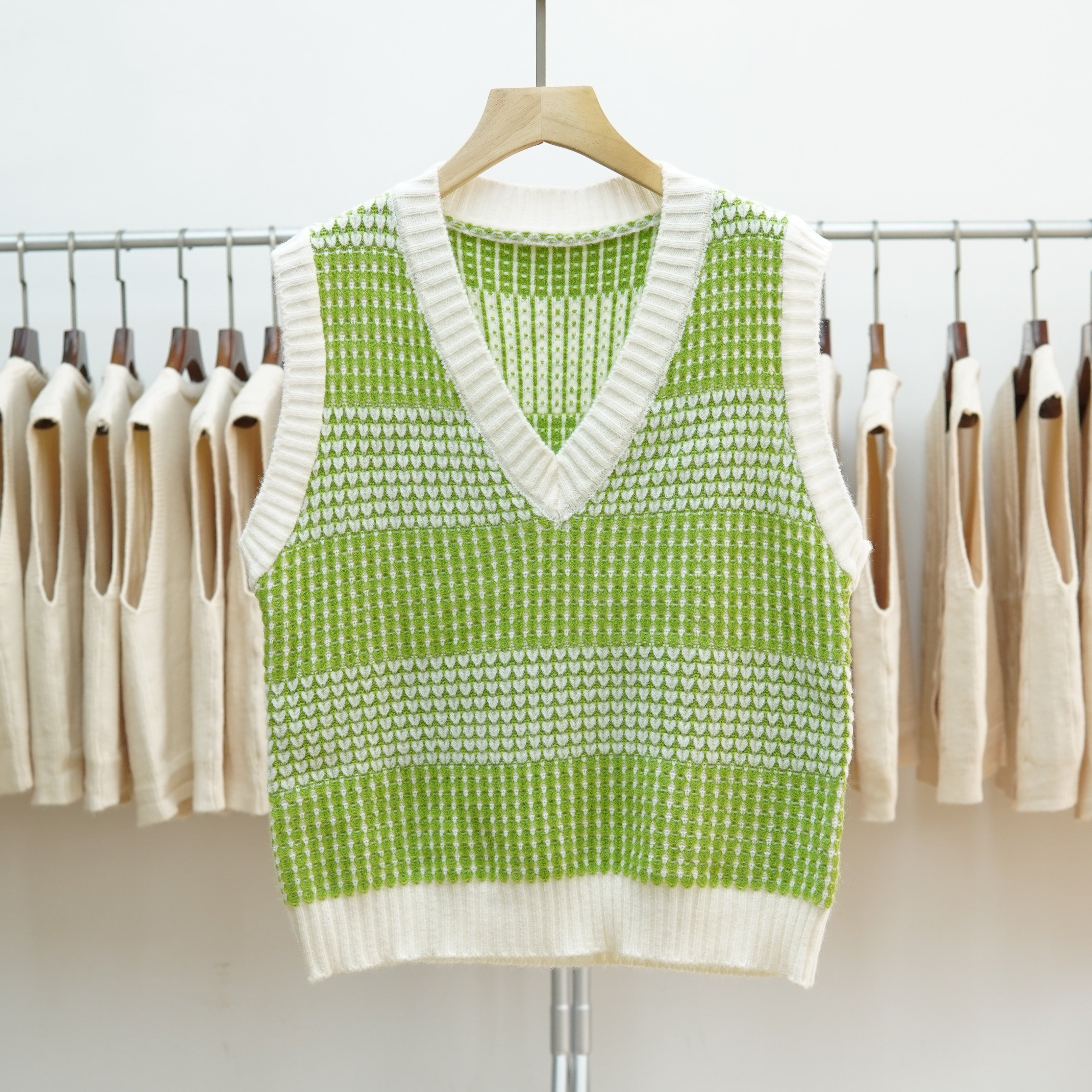 674 2025秋冬新款V领针织马甲女条纹短款百搭坎肩背心毛衣外套