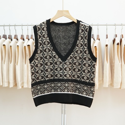 V领针织马甲女黑白撞色格子