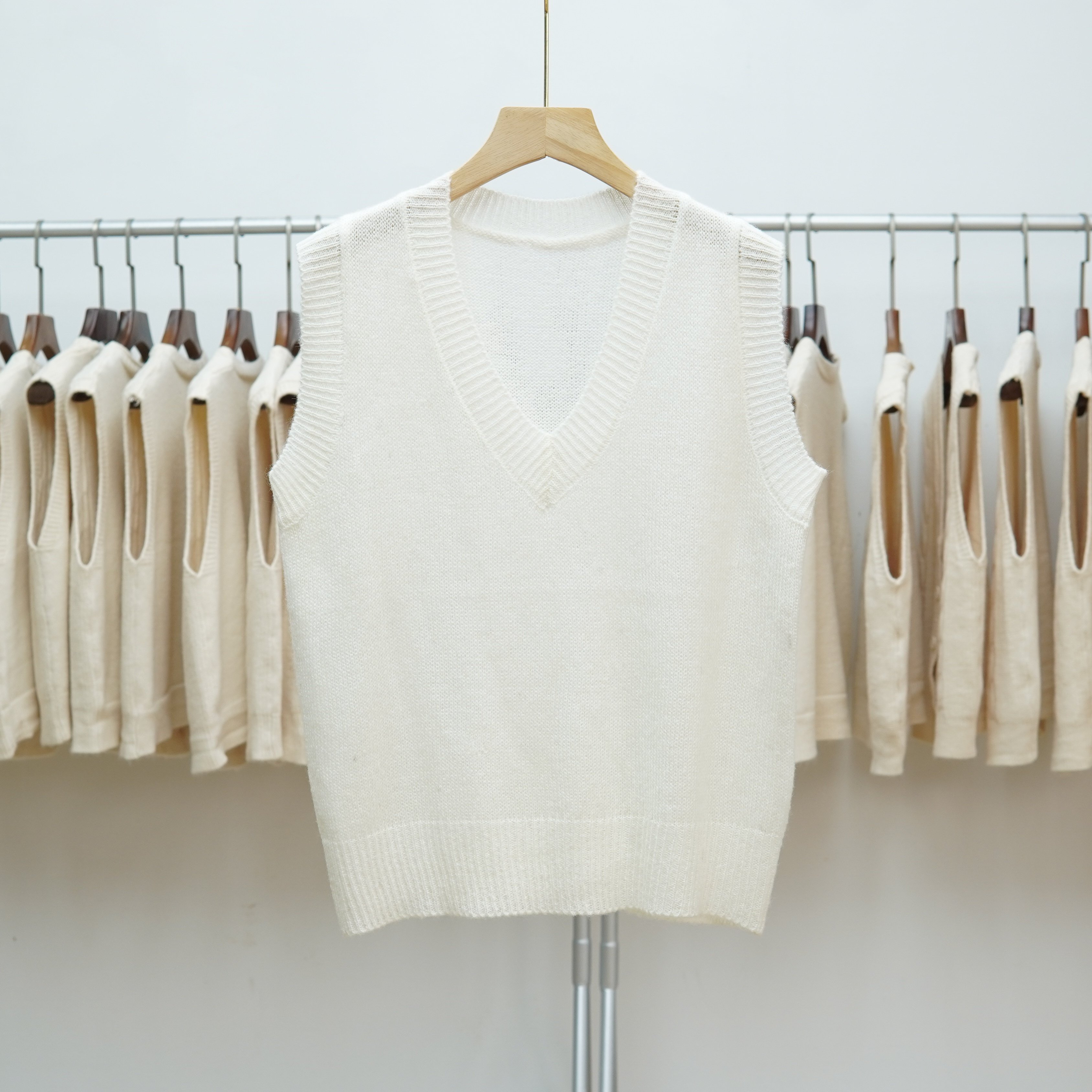 572 2025秋冬新款V领针织马甲背心女纯色薄款百搭坎肩毛衣外套,女装/女士精品,马夹,淘宝优惠券,粉丝福利购,淘宝优惠卷