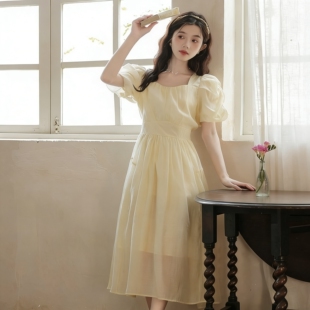 温柔风收腰a字裙 高级感法式 氧气少女米黄色泡泡袖 连衣裙女夏新款