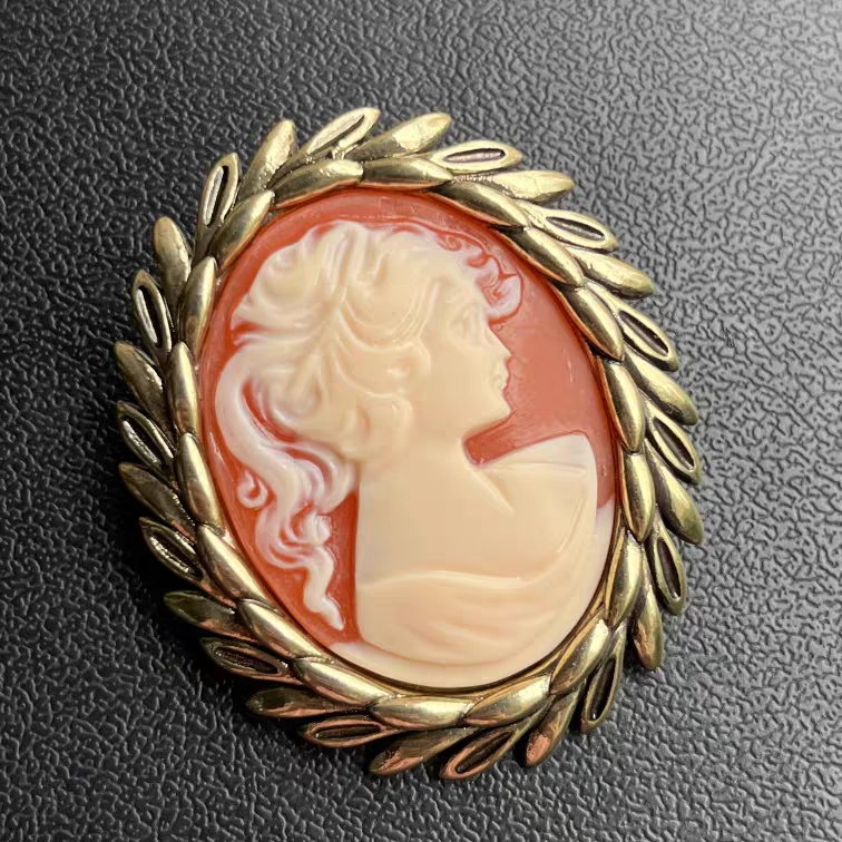 权志龙GD同款INS复古马尾辫女孩金属胸针百搭徽章欧美风卡梅奥潮