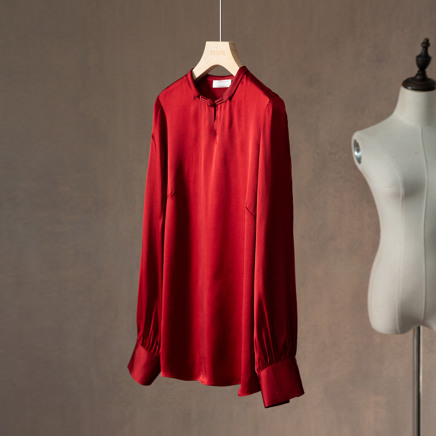 高定 100%桑蚕丝酒红色真丝缎面长袖衬衣女国风盘扣灯笼袖上衣春,女装/女士精品,真丝上装,淘宝优惠券,粉丝福利购,淘宝优惠卷