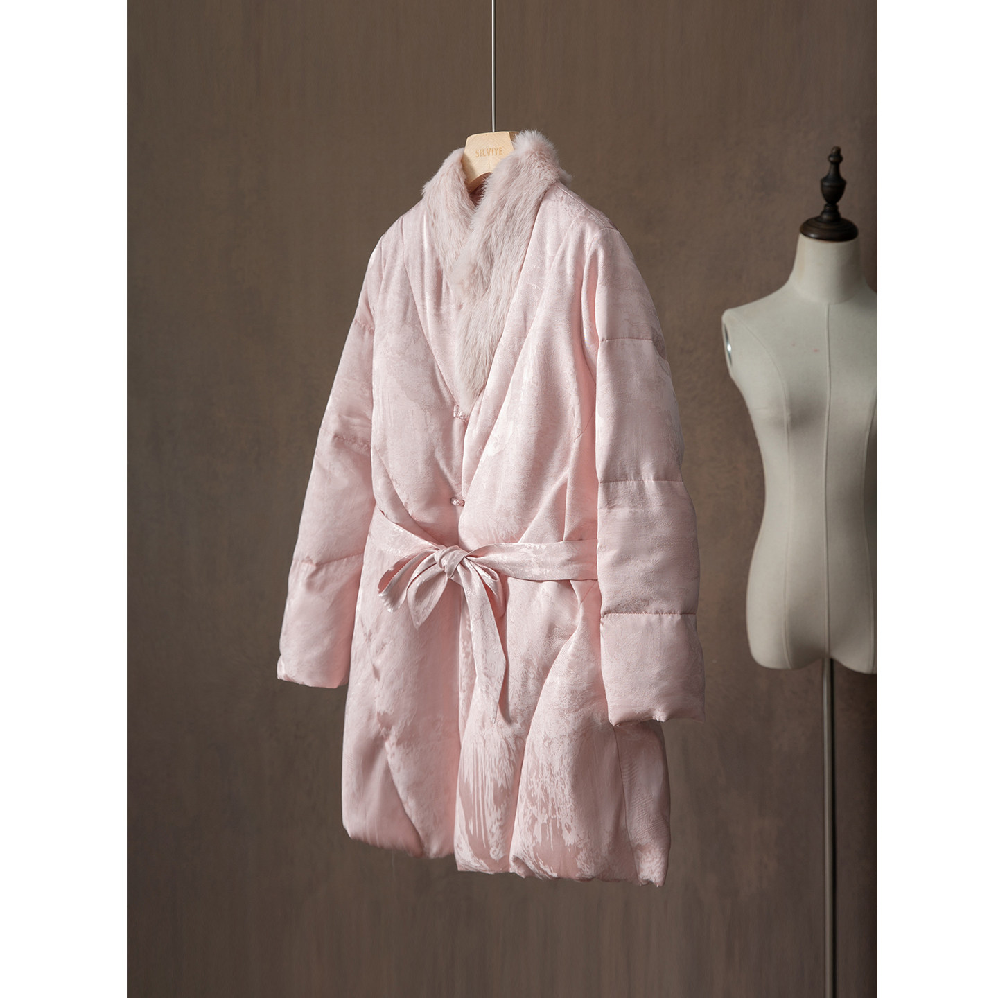 一丝牵90绒水貂毛粉色提花新中式羽绒服女系带收腰加厚保暖外套冬