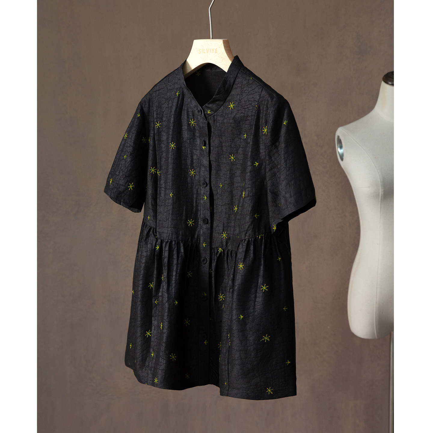 SILVIYE溯也 100%桑蚕丝黑色龟裂纹香云纱立领刺绣短袖衬衫女上衣