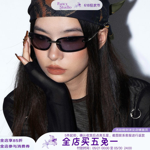 千禧辣妹少不了的透明无框墨镜