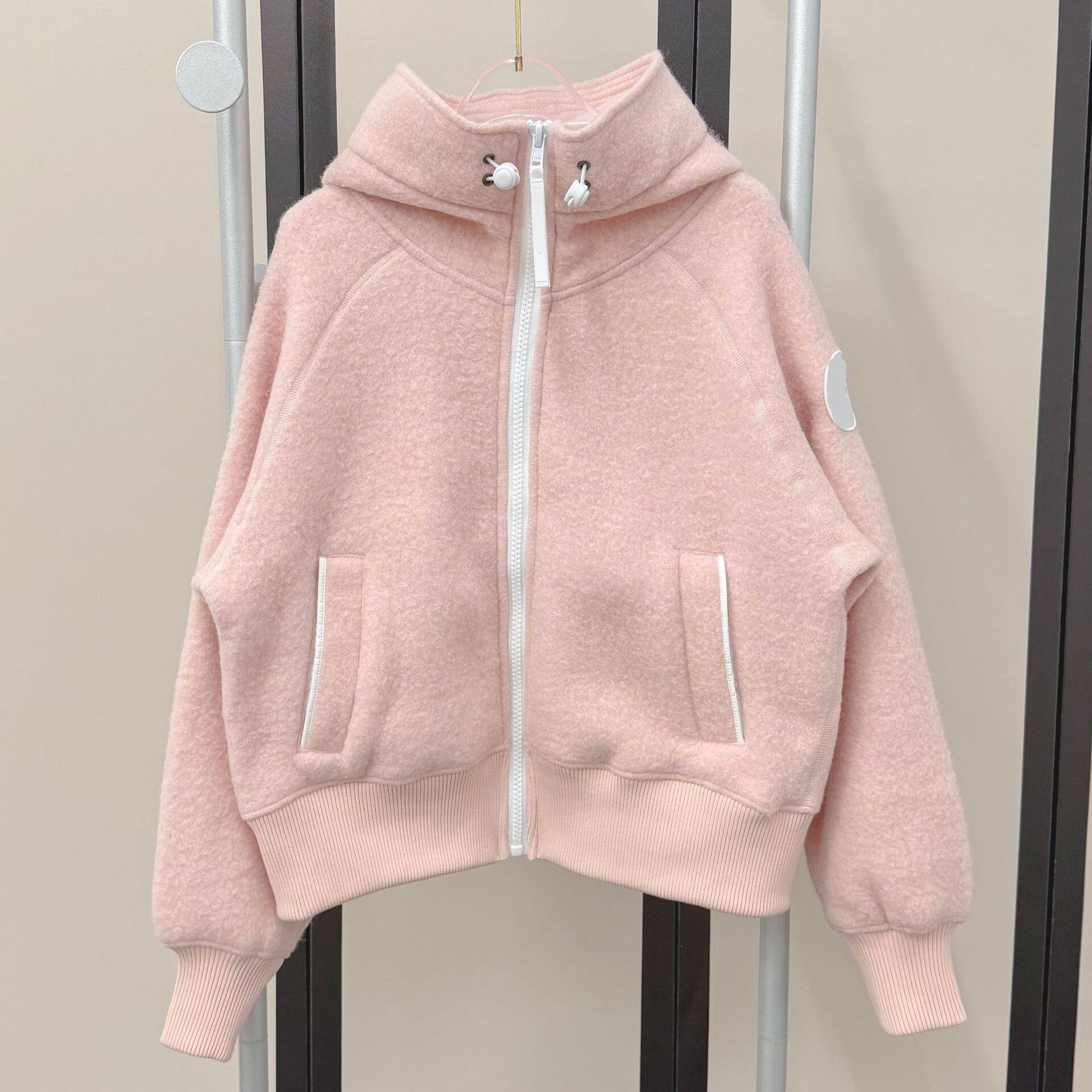 新款~大鹅粉系logo臂章车章羊毛双面抓绒字母拉链连帽外套夹克女,运动服/休闲服装,棒球服,淘宝优惠券,粉丝福利购,淘宝优惠卷