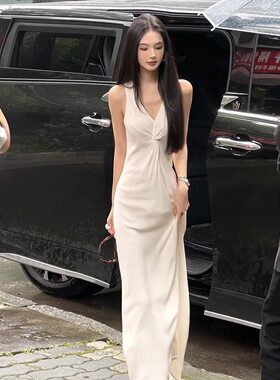 法式名媛设计感v领吊带连衣裙2026夏季新款优雅显瘦气质打底长裙
