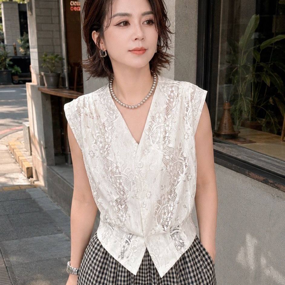 蕾丝镂空V领无袖衬衫女2026夏季款时尚温柔气质百搭收腰显瘦上衣