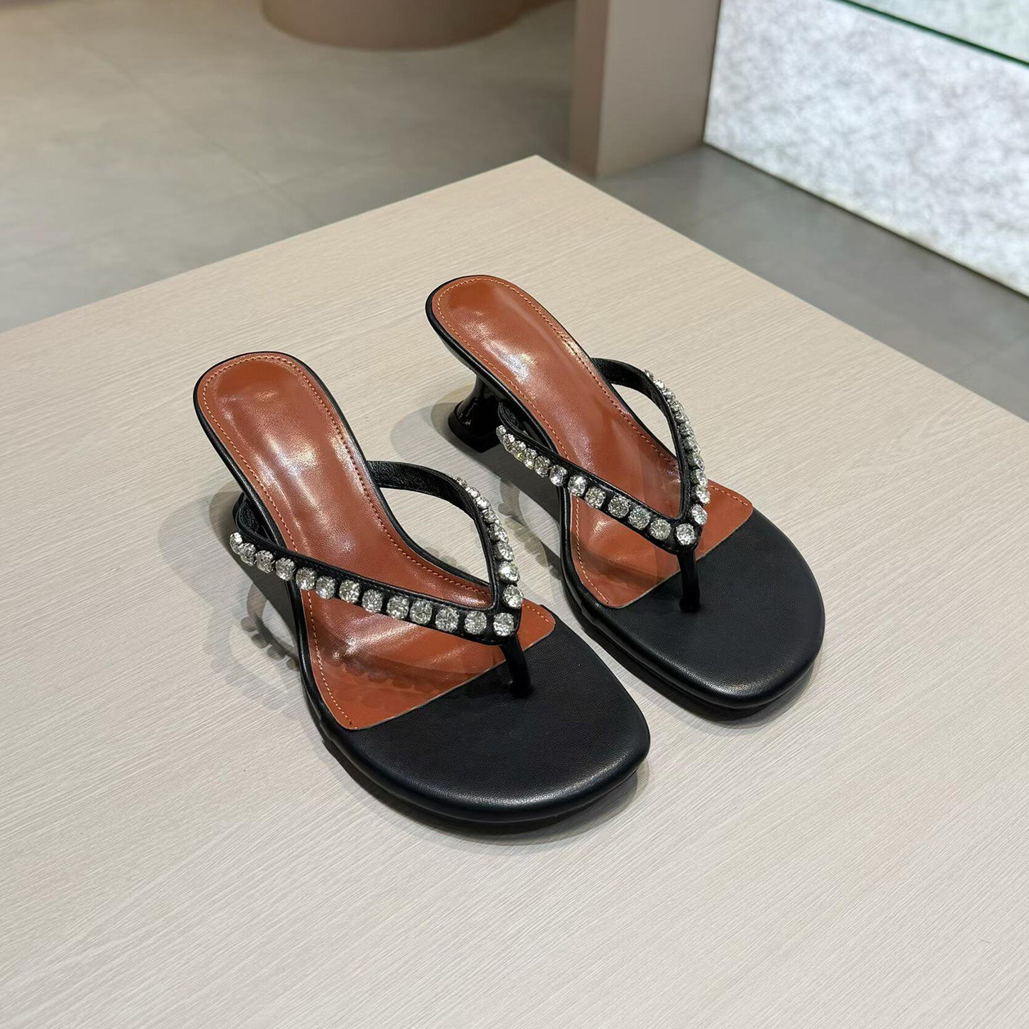 水钻夹趾高跟凉拖女夏外穿2026新款气质名媛细跟时尚猫跟人字拖女