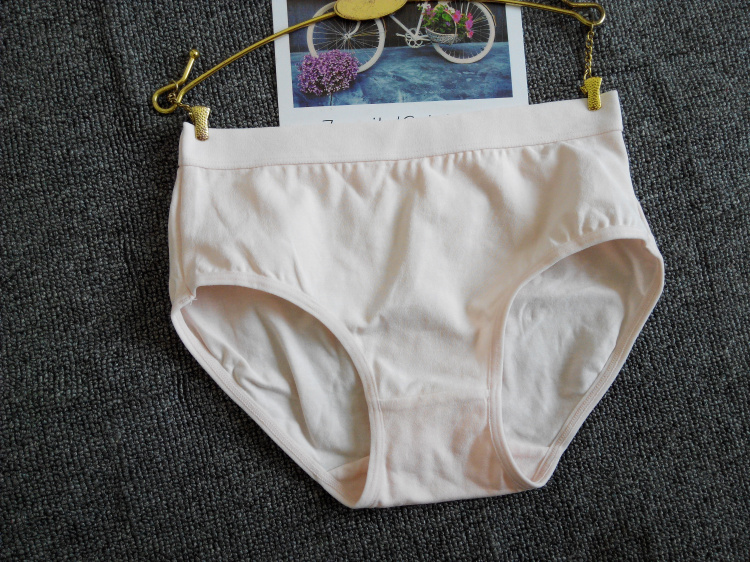 包臀白色吸汗贴身宽边纯棉内裤