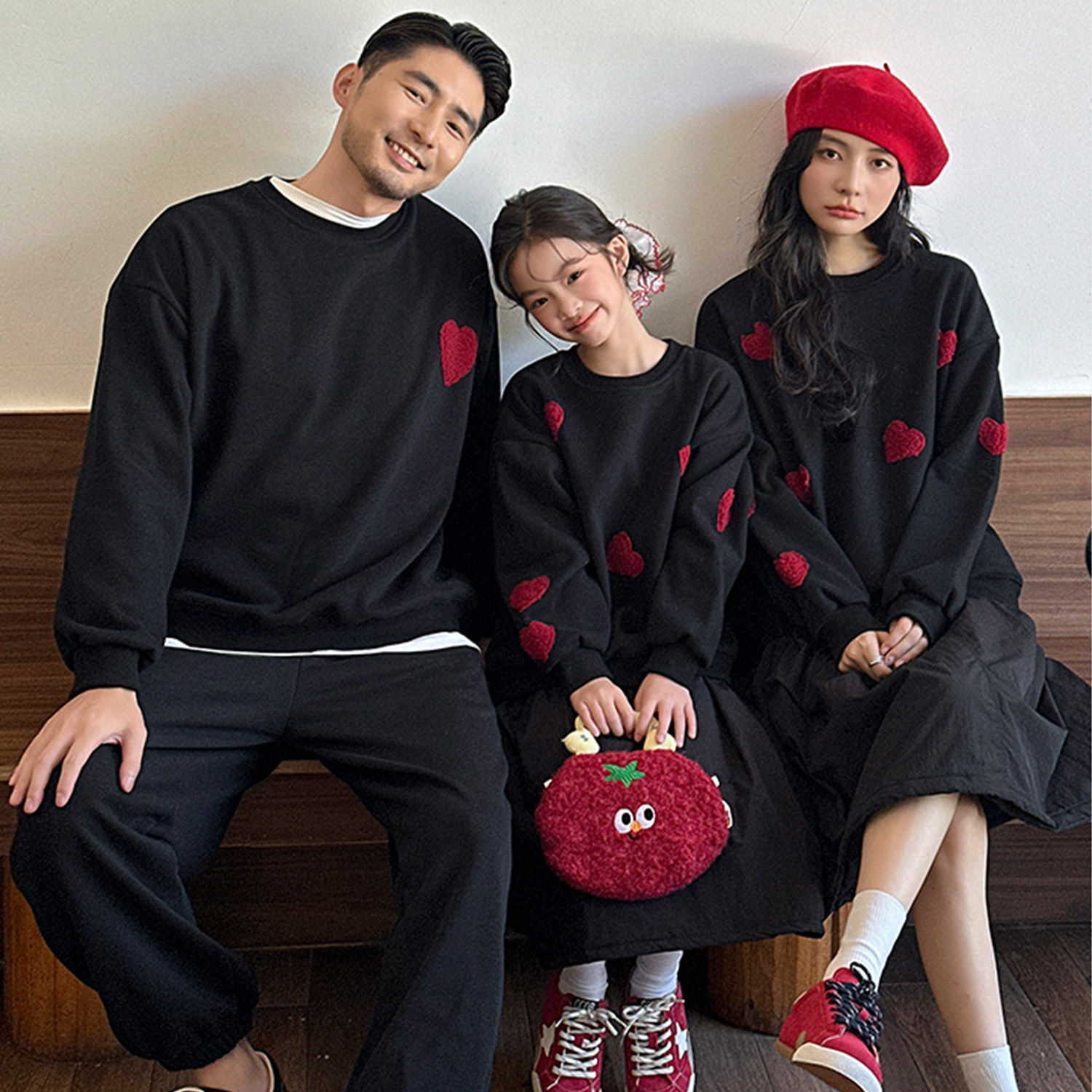 不一样的亲子装加绒卫衣一家三口2025新款刺绣爱心炸街母女秋冬装