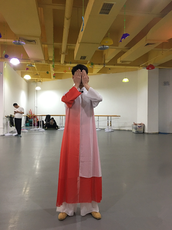 中国风飘逸水墨色渐变舞台演出服图片