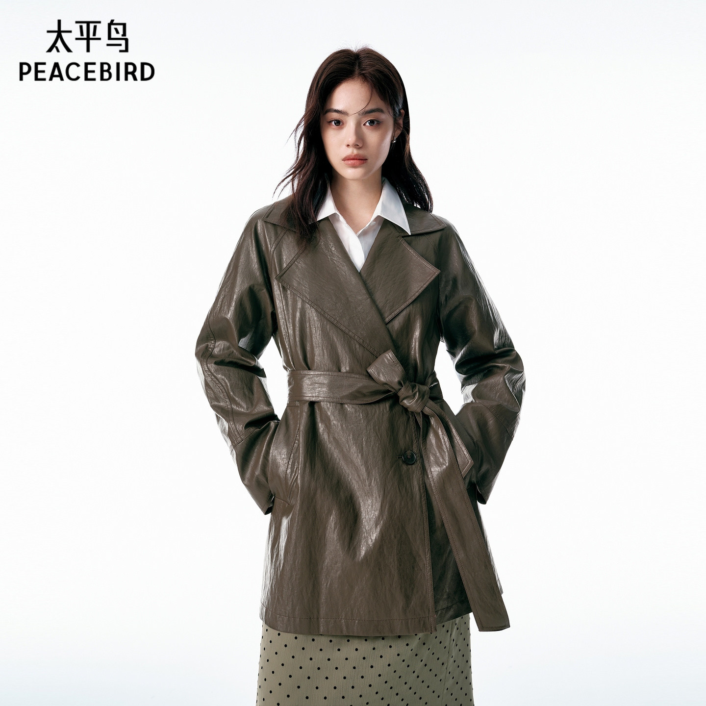 太平鸟棕色金属丝PU皮衣女风衣式领型束腰一手长高智感外套女