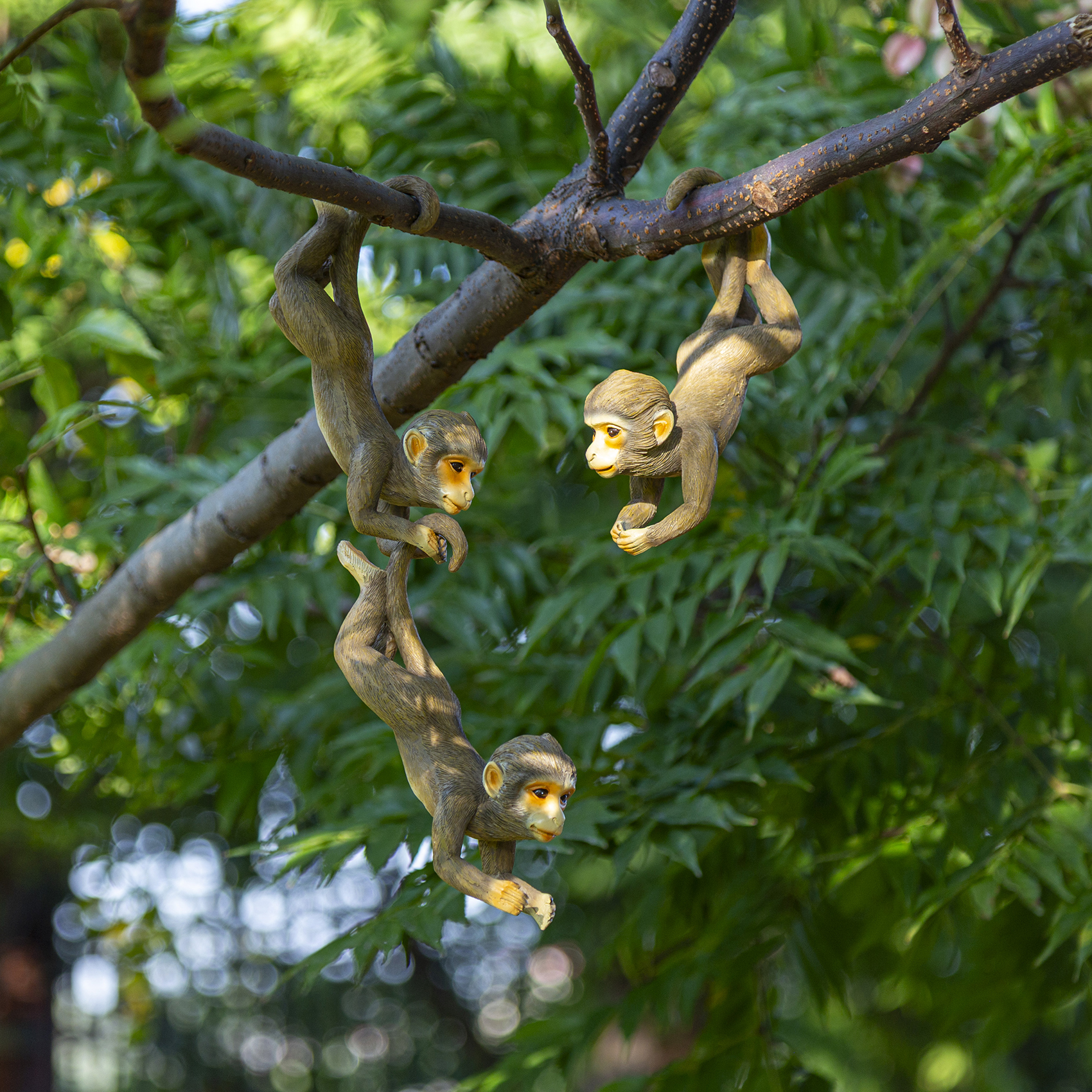 仿真猴子捞月挂树上装饰品