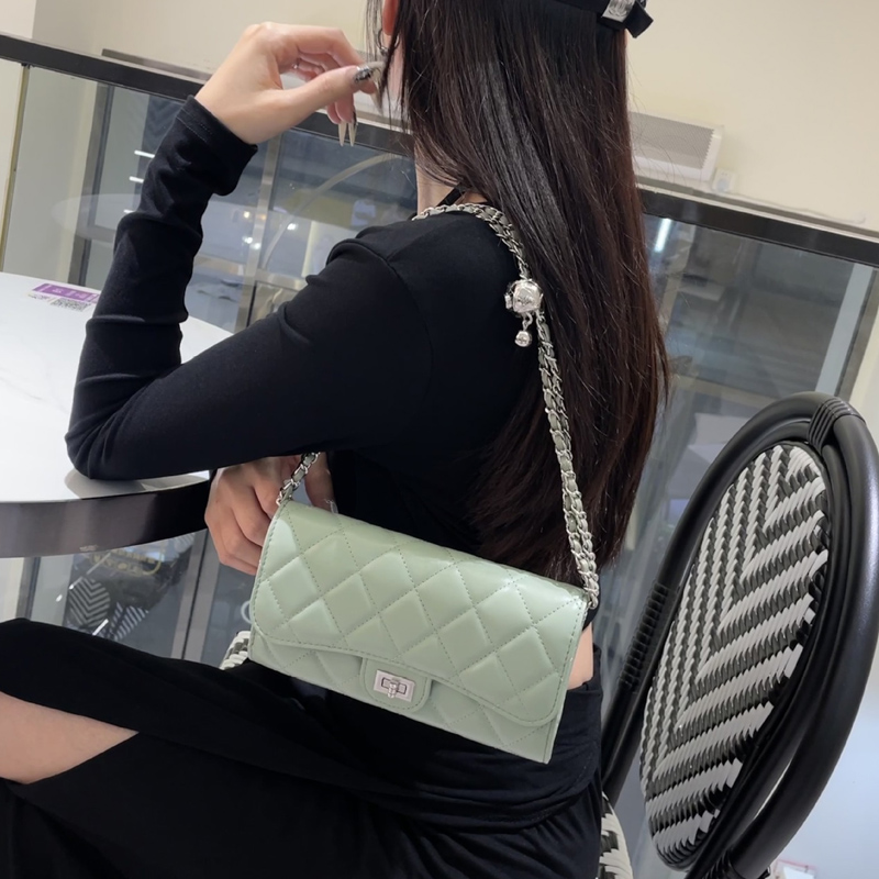高档小牛皮菱格斜挎小包包手机包多卡位钱包时尚小金球链条单肩包