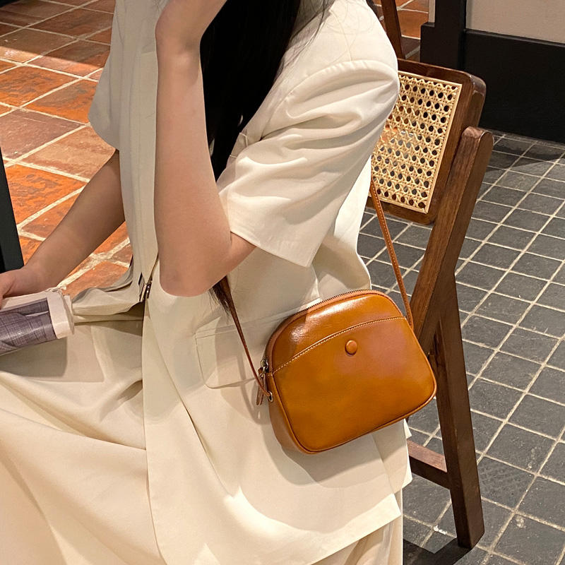 时尚真皮多隔层单肩斜挎包小圆包