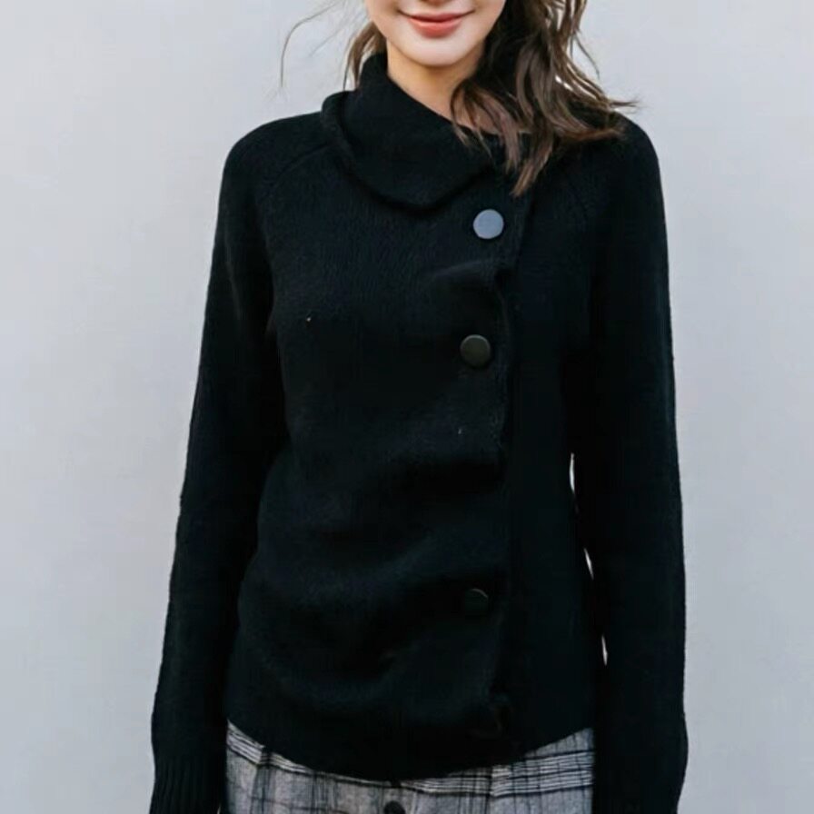 yangzifan  暗黑系不对称纽扣设计 粗针工艺荡边翻领毛衣女图片