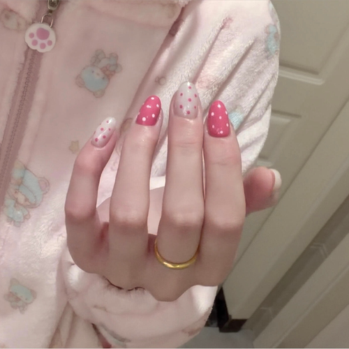 老婆们又又又又被波点美甲硬控了