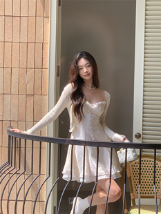 下蛋喵 夏季女纯欲性感收腰纯色木耳边v领轻薄飘逸吊带短款连衣裙