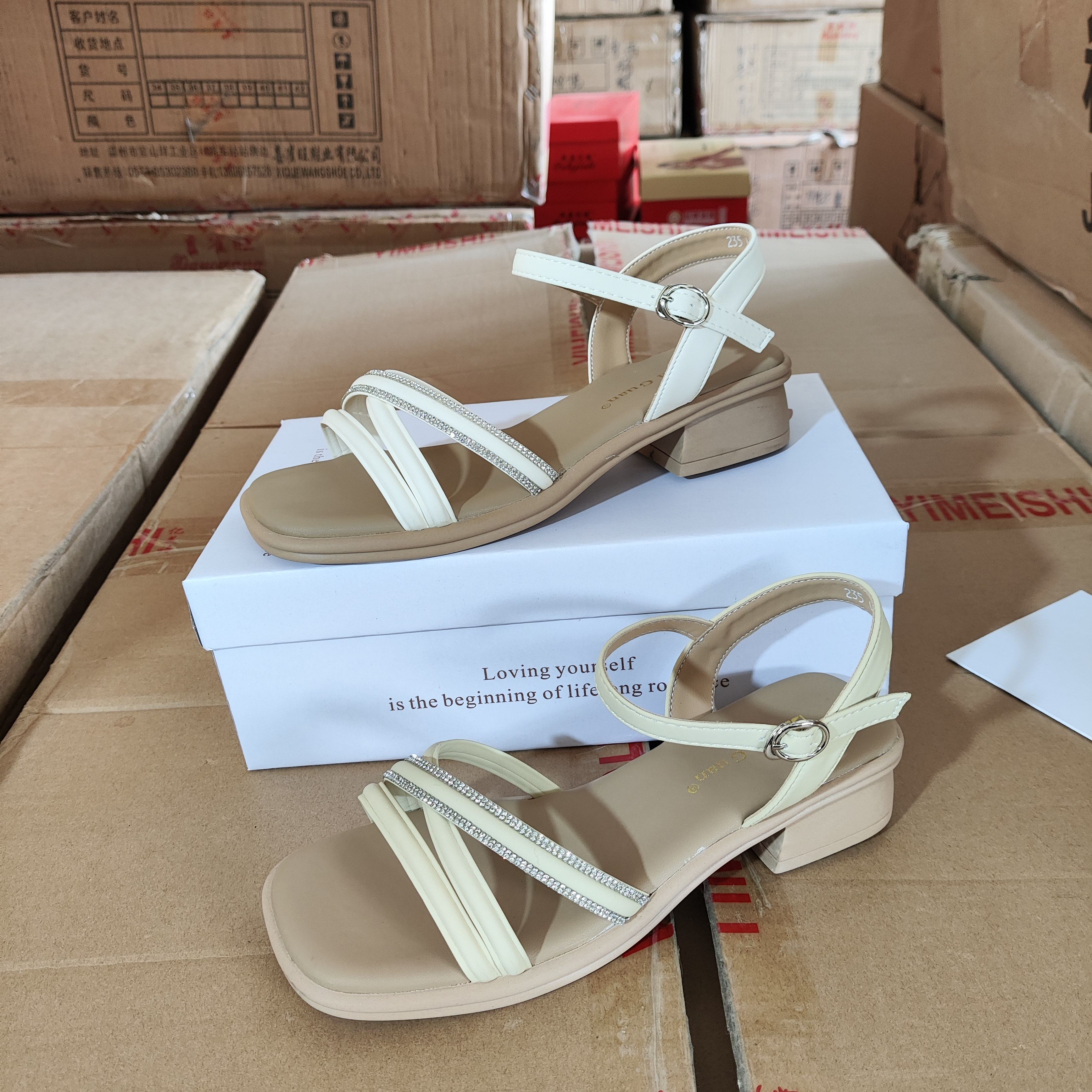 仙女风粗跟凉鞋女新款法式中跟温柔百搭一字扣带低跟罗马鞋25605