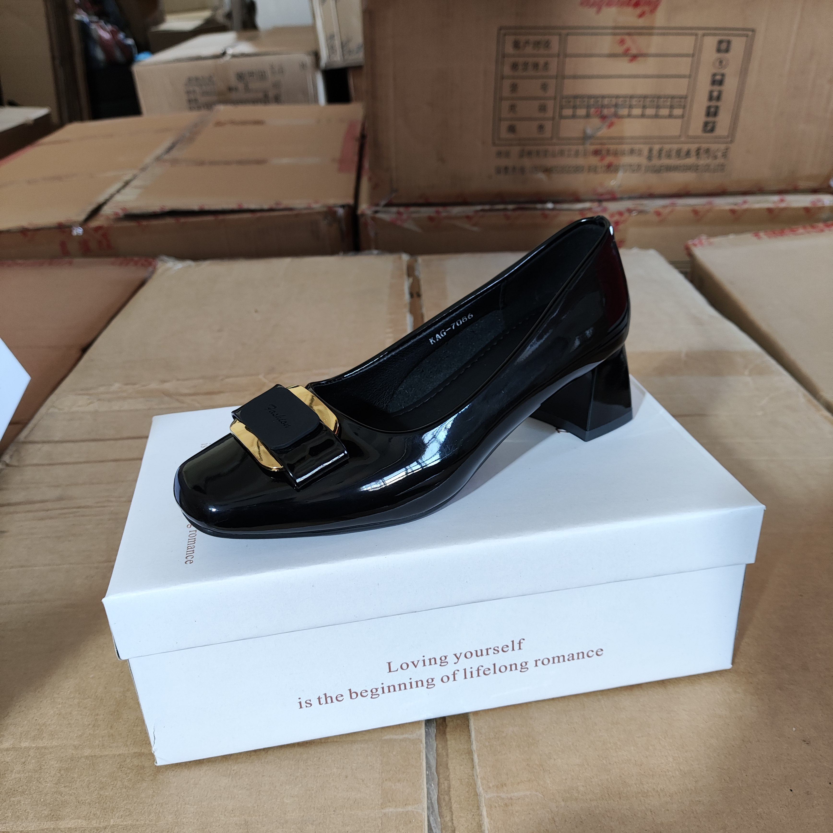 新款舒适女鞋浅口软皮漆皮亮面一脚蹬低跟工作鞋英伦风单鞋7086