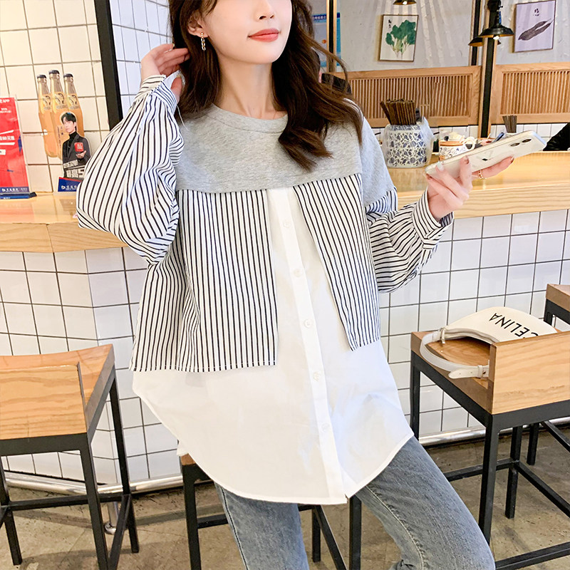 2024 봄 가을 출산 착용 세련된 라운드 넥 가짜 투피스 스트라이프 셔츠 탑 스플 라이스 루즈 캐주얼 다목적 스웨트 셔츠