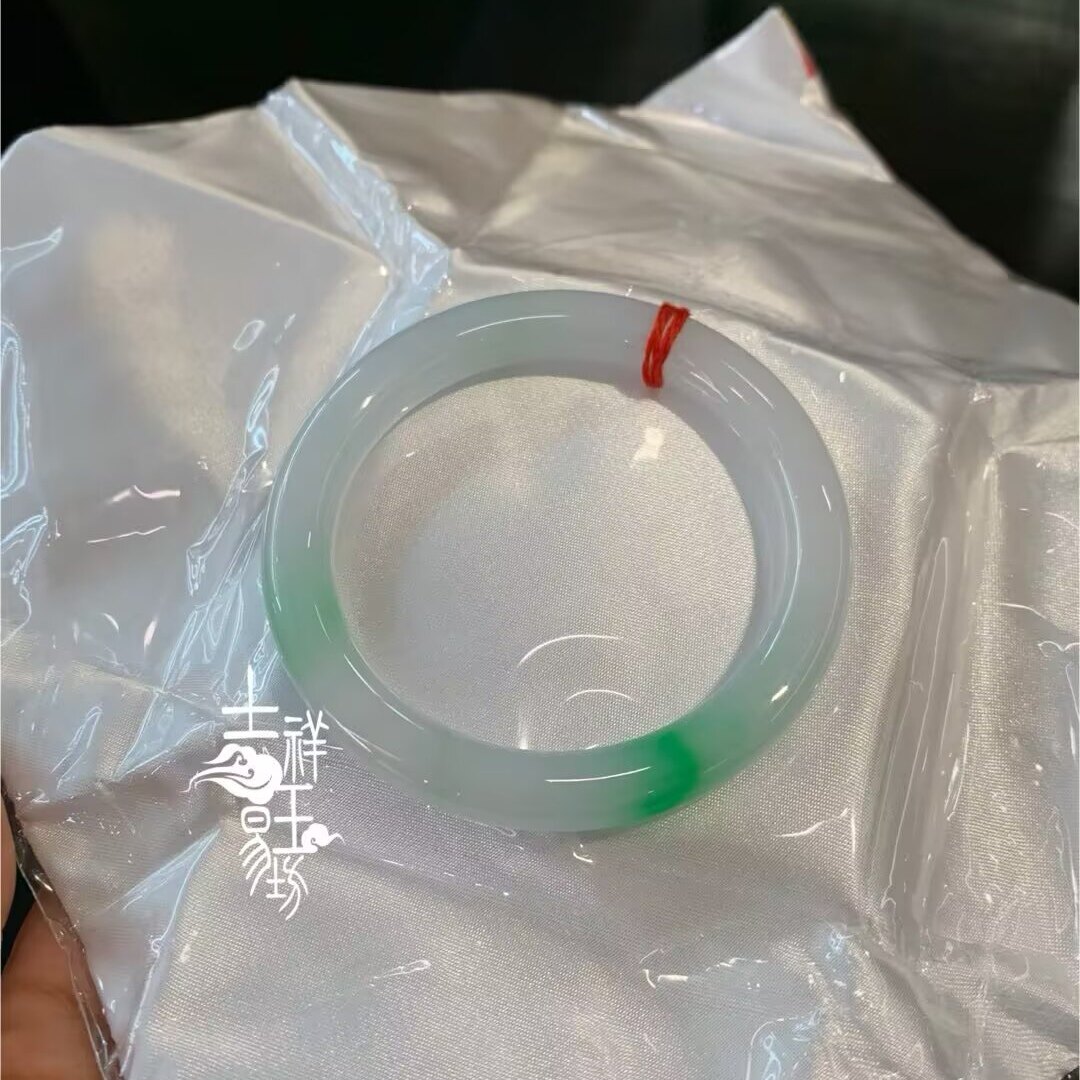 *吉祥玉易坊*翡翠手镯  细糯种   白底飘绿花  圆条手镯 55.8圈口