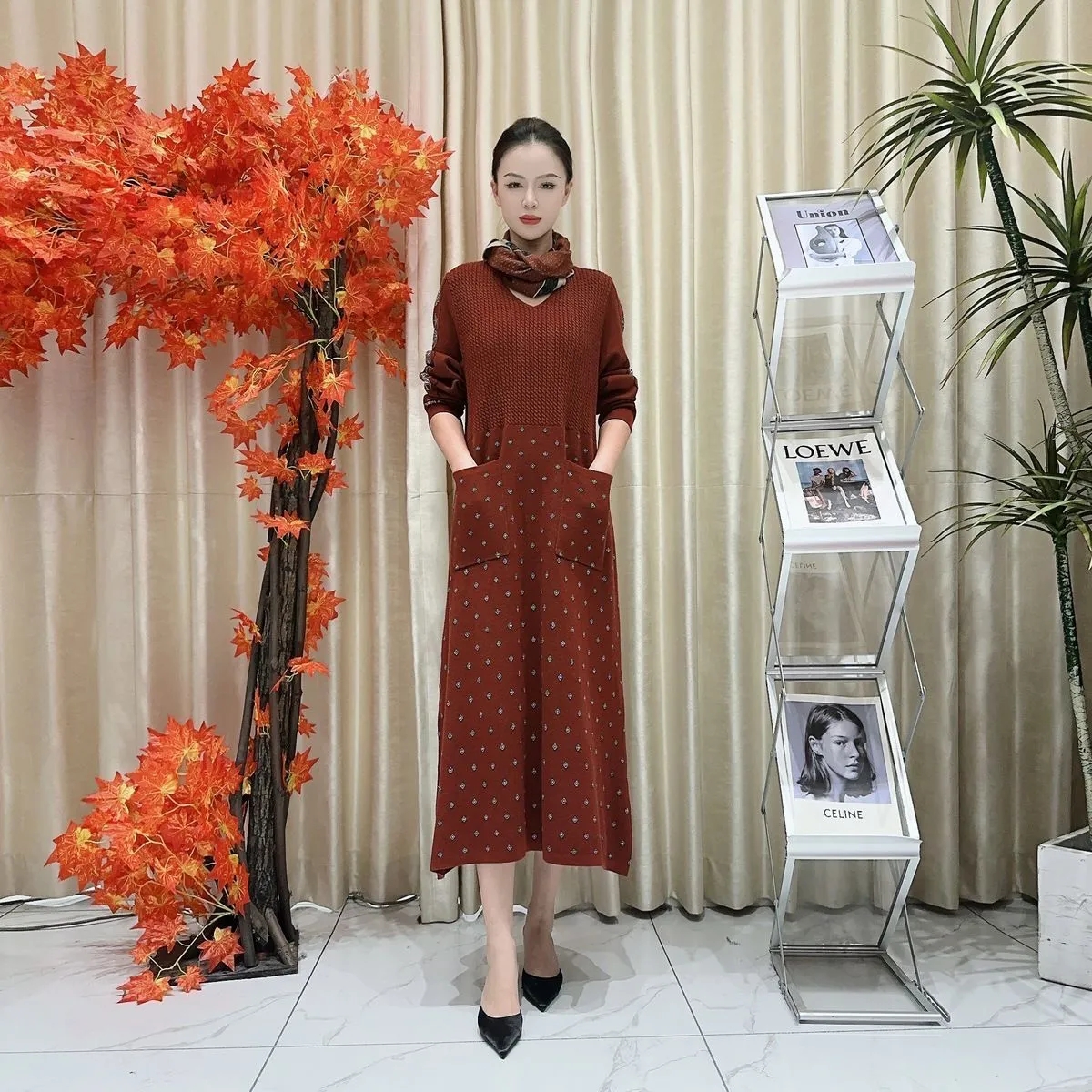 A044胭脂红提花带丝巾设计款气质秋冬轻奢针织连衣裙时尚复玥玥羊