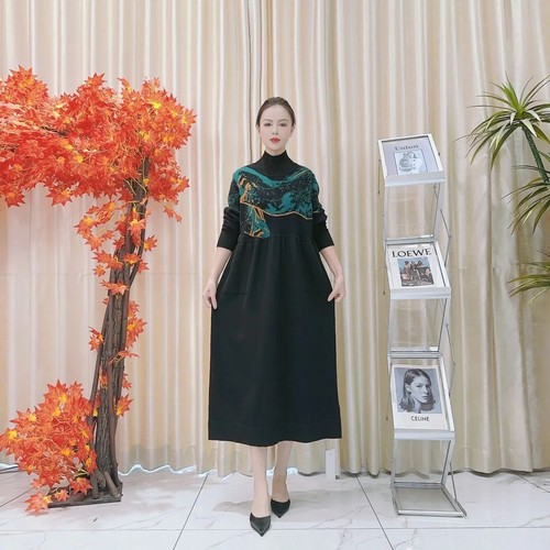 A014黑绿刺绣设计款气质秋冬轻奢针织连衣裙时尚复古玥玥羊