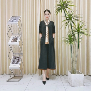 9968深灰V领可拆卸波点丝巾带口袋慵懒风秋冬百搭款 连衣裙玥玥羊