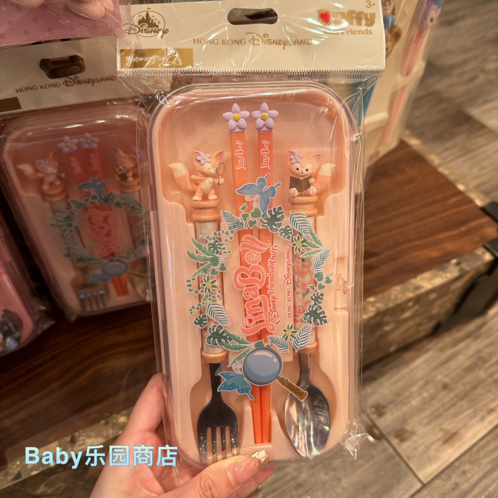 香港迪士尼 玲娜贝儿餐具叉勺筷子套装 儿童便携餐具 叉子勺子,模玩/动漫/周边/娃圈三坑/桌游,动漫水杯/居家/百货,淘宝优惠券,粉丝福利购,淘宝优惠卷