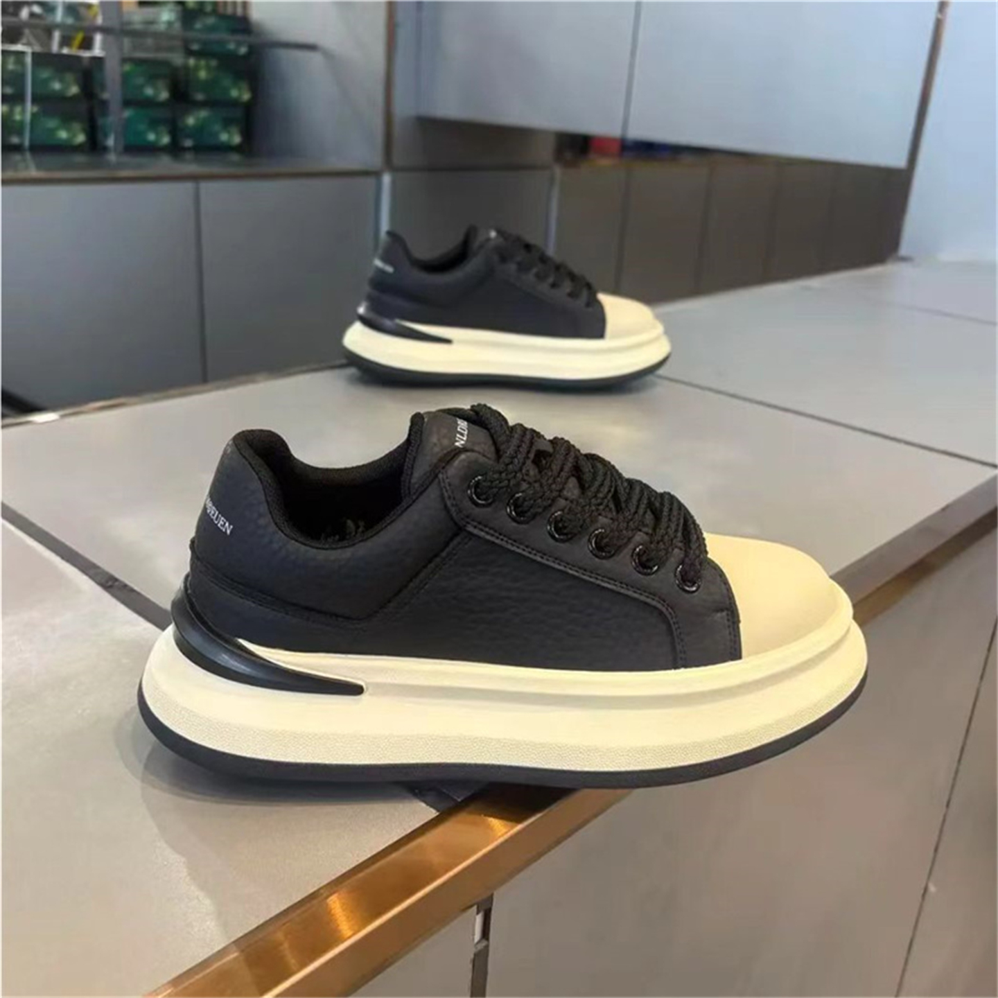 男鞋秋冬季网红潮牌小众原创学生运动休闲厚底黑色系带面包滑板鞋