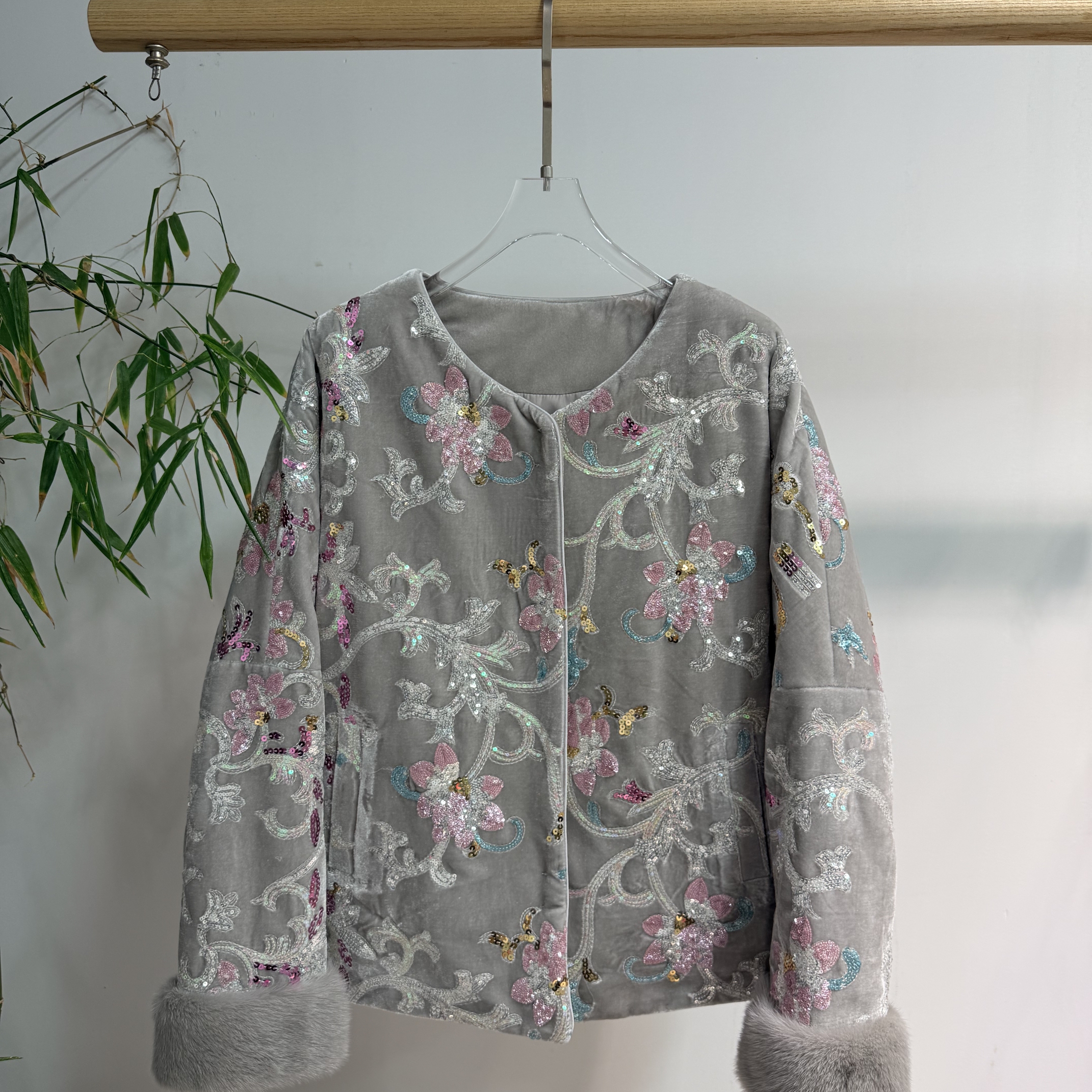 诺诺冬上新丝绒刺绣进口水貂毛填充90白鹅绒羽绒服YS24-G418