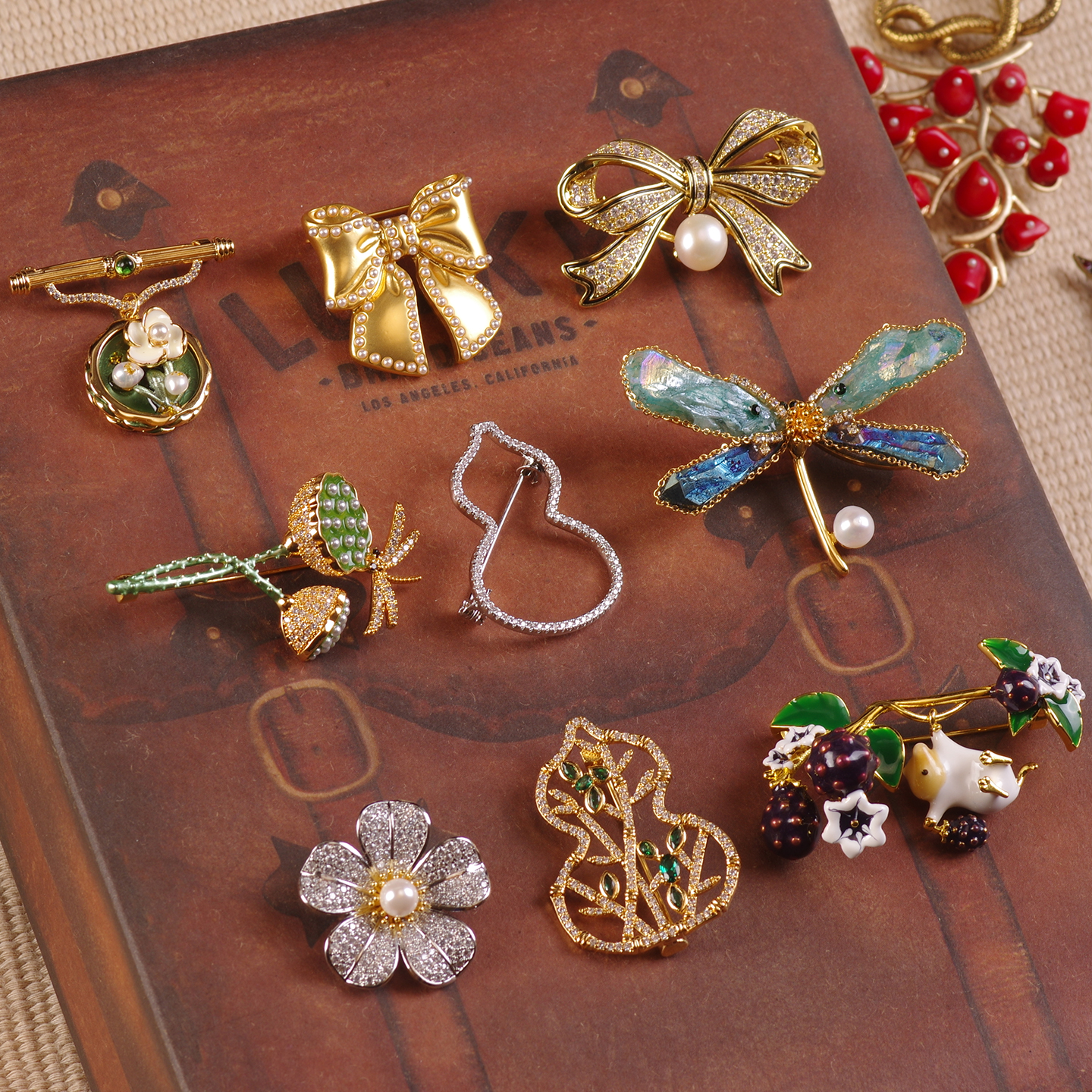 镂空雕花蜻蜓蝴蝶结葫芦锆石胸针