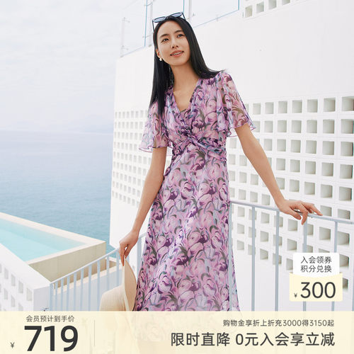歌蒂诗夏季专柜新款时尚通勤气质V领喇叭袖连衣裙女1F22L3538