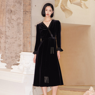 歌蒂诗秋季 高级轻奢名媛丝绒V领黑色连衣裙8D32L3150 专柜新款