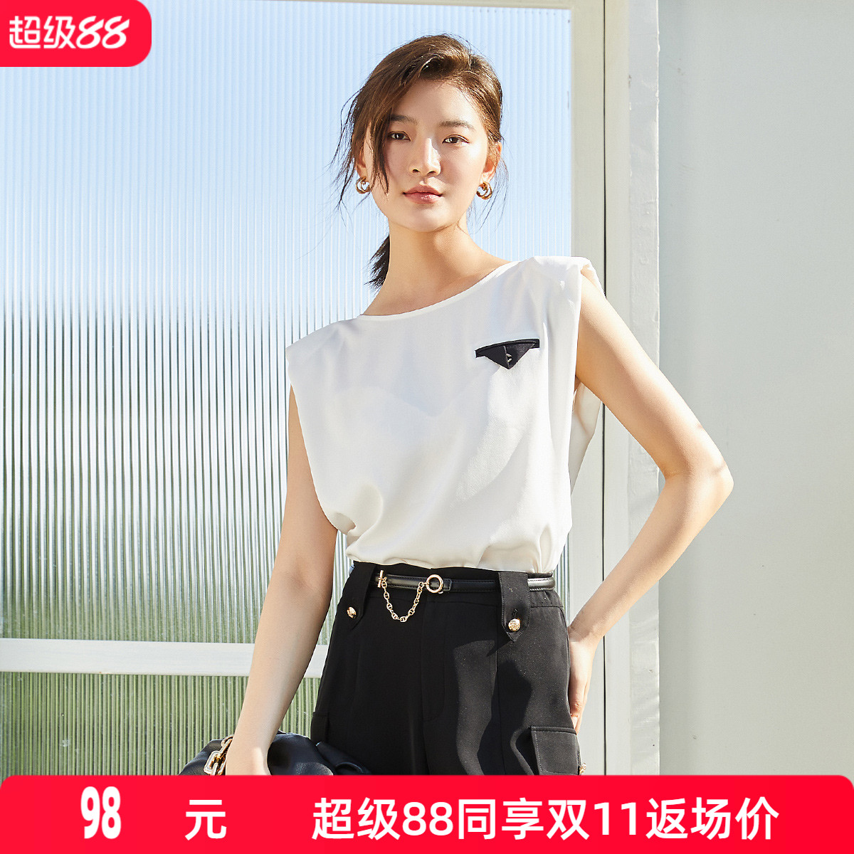 圆领无袖，宽松显瘦，撞色装饰